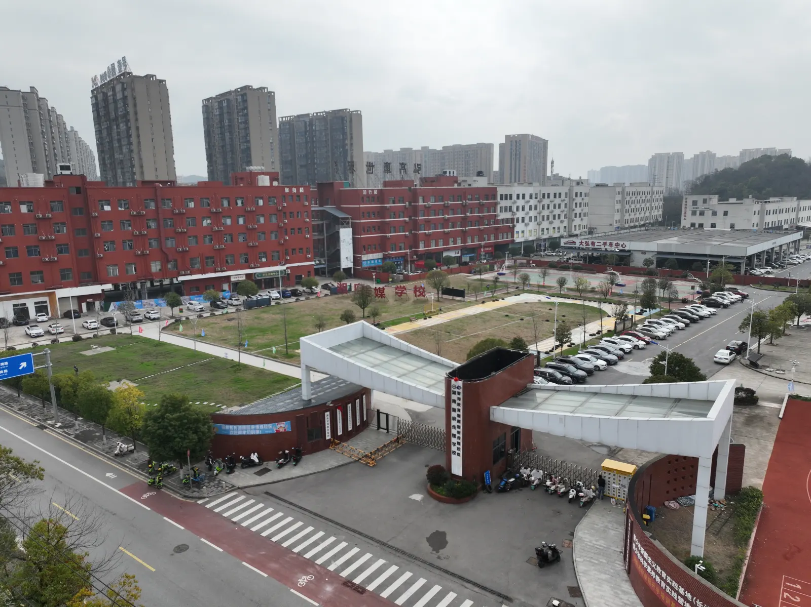 湖南湘府传媒技工学校区位与校门环境